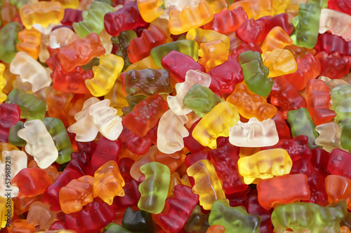 Board z aluminiowym obramowaniem Haribo opatrzone cukierki jako tło