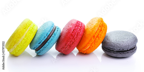 Board z aluminiowym obramowaniem Kolorowe macarons wyizolowanych na białym backrgound