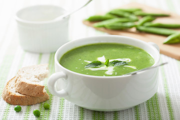 Wall Mural - pea soup with mint