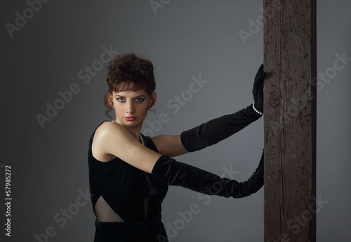 Foto Zjawiskowo urokliwa brunetka w efektownej sukni - 3