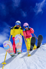 Fototapete - Ski and fun - skiers enjoying ski holiday