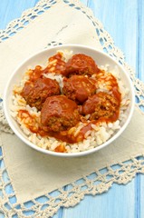 Canvas Print - Guiso de albondigas con arroz y salsa de tomate frito