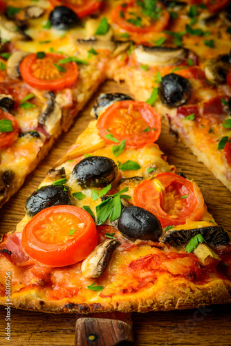 Naklejka samoprzylepna Tradycyjna pizza domowej roboty