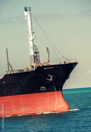Board z aluminiowym obramowaniem Statek towarowy argo statek - cysterna transport ropy naftowej na morzu.