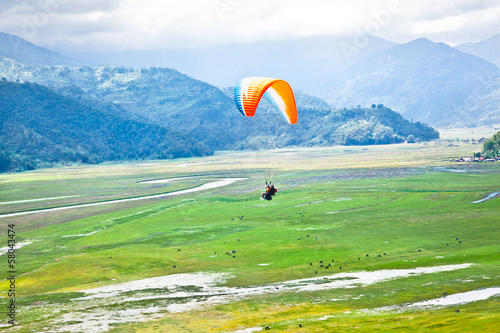 Obraz na płótnie canvas trzyczęściowy "tryptyk" Paralotnia latająca nad pokhara valey, nepal.