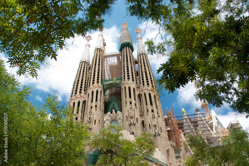 Fotoboard na płycie Widok z Sagrada Familia z parku i drzew