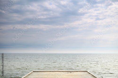 Board z aluminiowym obramowaniem Stare drewniane molo nad morzem