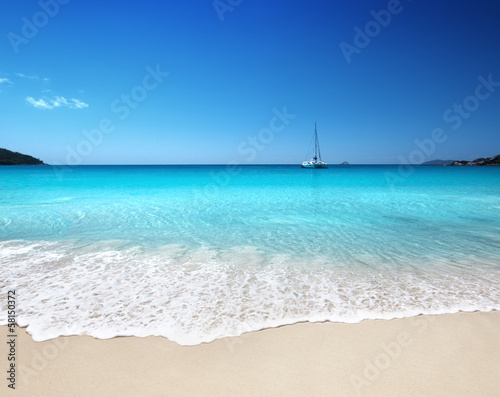 Board z aluminiowym obramowaniem Anse Lazio Beach na wyspie praslin, Seszele