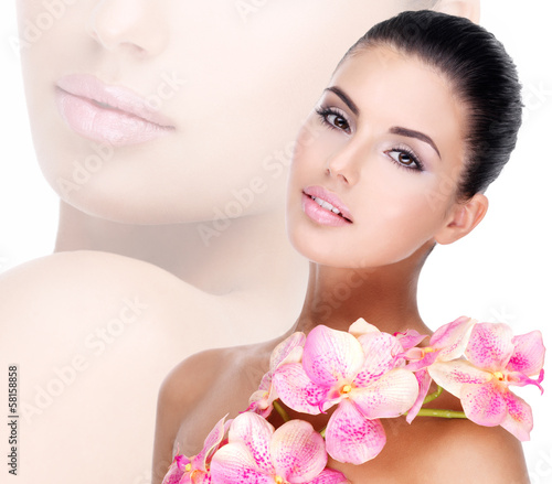 Fototapeta na wymiar Beautiful face of woman with healthy skin and pink flowers