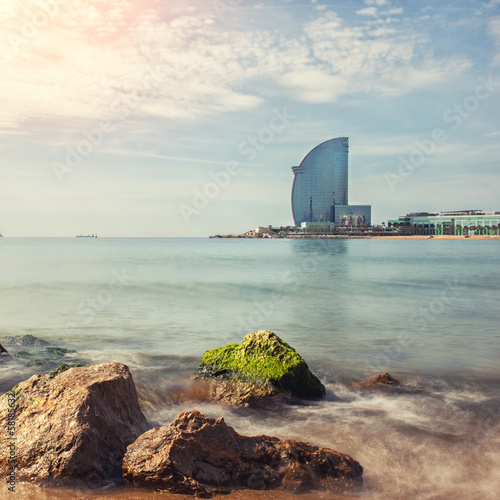 Board z aluminiowym obramowaniem Plaża barceloneta w barcelonie, hiszpania
