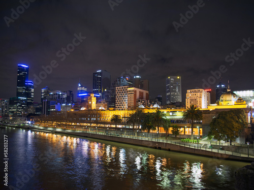Naklejka samoprzylepna Centralne Melbourne skyline w nocy w Australii