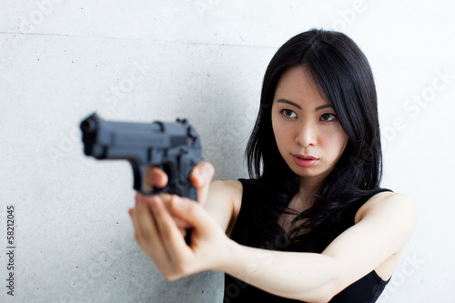 銃を構える女性 Stock Photo Adobe Stock