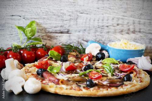 Naklejka samoprzylepna Pizza - włoska pizza z prosciutto i grzybami