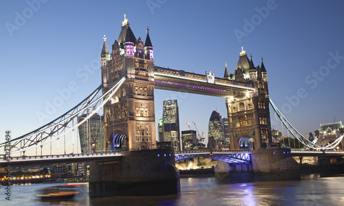 Naklejka samoprzylepna Tower Bridge o zmierzchu, Londyn, Anglia