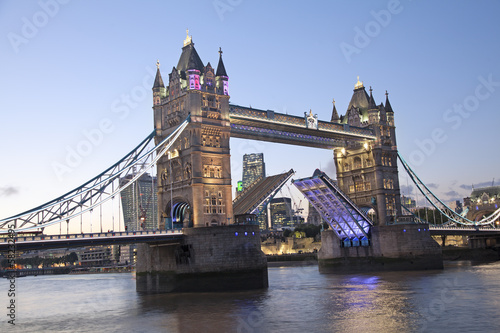 Naklejka samoprzylepna Tower Bridge o zmierzchu, Londyn, Anglia