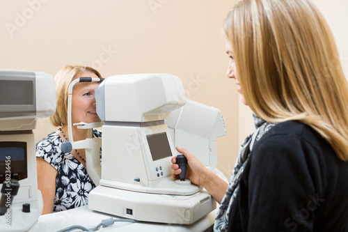 Fotografía Optometrist Using Tonometer to Measure Patients Eye Pressure