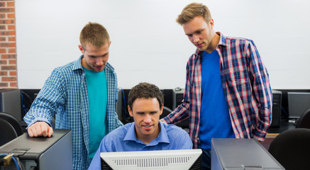 Canvas Print - Teacher with students in the computer room