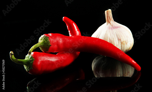Naklejka samoprzylepna Czerwona papryczka chili i czosnek, odizolowane na czarno