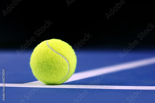 Board z aluminiowym obramowaniem .tennis piłka na korcie tenisowym