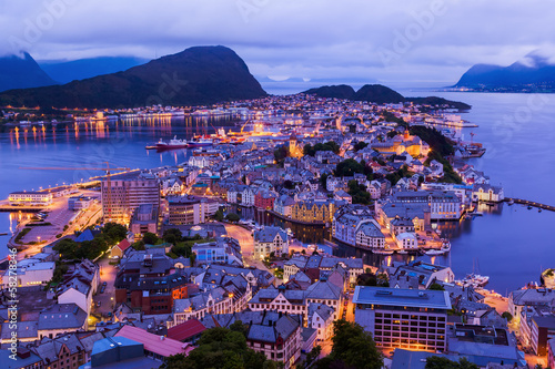 Board z aluminiowym obramowaniem Pejzaż miasta Ålesund - Norwegia