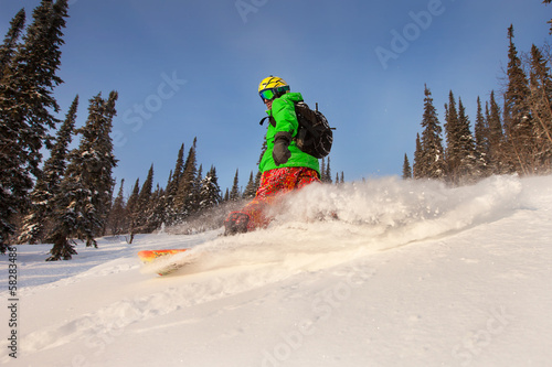 Board z aluminiowym obramowaniem Snowboarder robi palec u nogi rzeźbi z głębokim niebieskim niebem w backgro