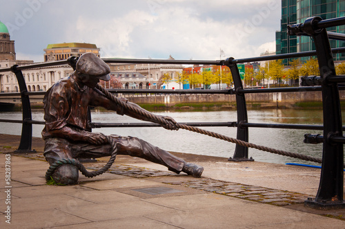 Plakat na papierze fotorealistycznym The linesman statua na rzece liffey w mieście dublin