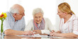 Leinwandbild Motiv Senioren bei Finanzberatung lesen Vertrag