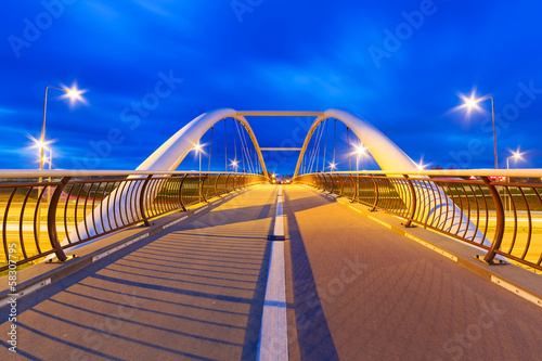 Board z aluminiowym obramowaniem Architektura wiaduktu autostradowego w nocy w gdańsku, polska