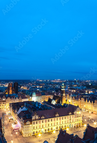 Board z aluminiowym obramowaniem Główny plac Wrocławia (Polska) w nocy