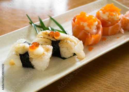 Board z aluminiowym obramowaniem Engawa sushi i roll łososia