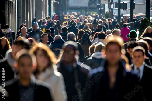 Zdjęcie XXL Anonimowy tłum ludzi chodzących na ulicy miasta