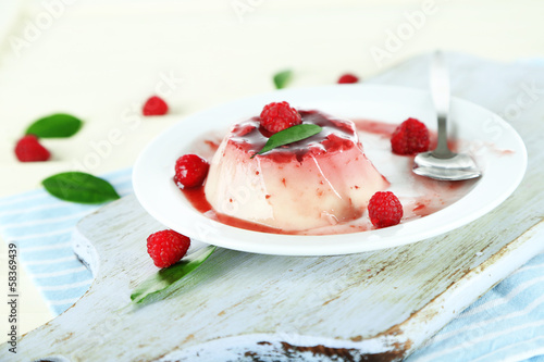 Obraz na płótnie canvas dwuczęściowy "dyptyk" Panna cotta z sosem malinowym, na drewniane tła