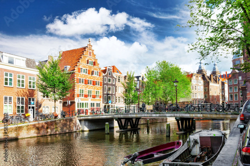 Fotoboard na płycie Amsterdam z kanałem w centrum, w Holandii.