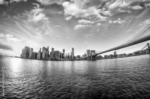 spektakularny-widok-na-most-brooklinski-z-brooklynu-na-brzeg-winte