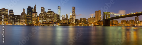 Naklejka na drzwi Manhattan skyline with Brooklyn Bridge at dusk