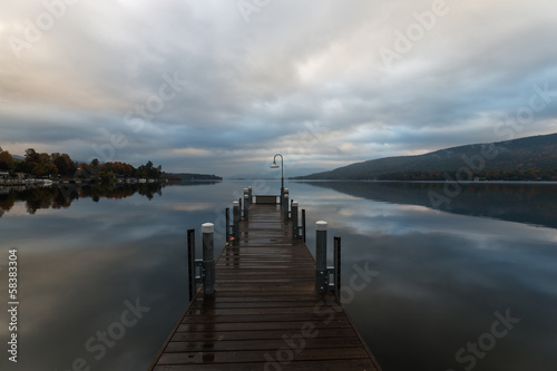Board z aluminiowym obramowaniem Lake George i góry adirondack o wschodzie słońca