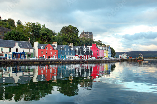 Board z aluminiowym obramowaniem Uk zachodnia szkocja wyspa mull kolorowe miasto tobermory - ca