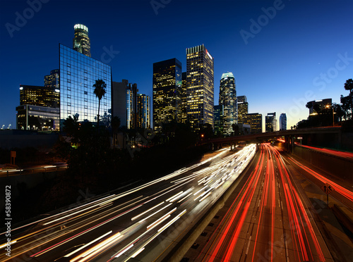 Naklejka samoprzylepna Miasto los angeles california o zachodzie słońca z lekkich szlaków