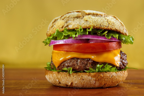 Naklejka samoprzylepna Wielozbożowy kok hamburger na drewnianym stole