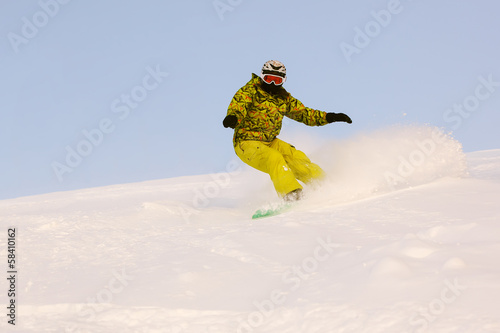 Board z aluminiowym obramowaniem Snowboarder robi palec u nogi rzeźbi z głębokim niebieskim niebem w backgro