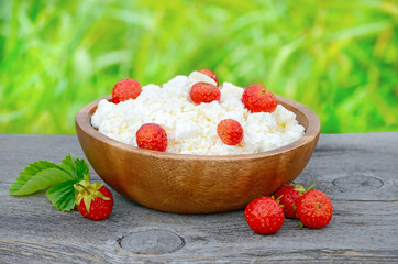 Cottage cheese with strawberries