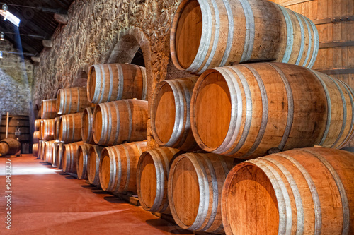 Fotografía cellar with wine barrels