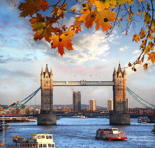 Naklejka samoprzylepna Tower Bridge z jesiennych liści w Londynie, w Anglii