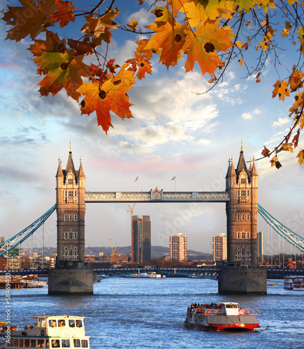 Naklejka samoprzylepna Tower Bridge z jesiennych liści w Londynie, w Anglii