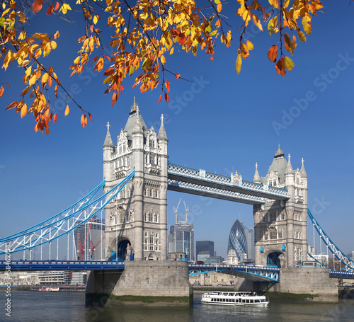 Naklejka samoprzylepna Tower Bridge z jesiennych liści w Londynie, w Anglii