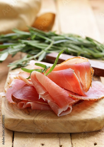 Board z aluminiowym obramowaniem Szynka parmeńska (jamon) pokrojona na desce