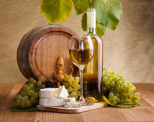 Wall Mural - White wine with cheese and white grape snack