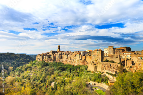 Board z aluminiowym obramowaniem Toskania, pitigliano średniowiecznego krajobrazu panoramy wsi. 