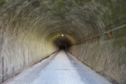 Fotoboard na płycie Widok perspektywiczny przez ciemny tunel