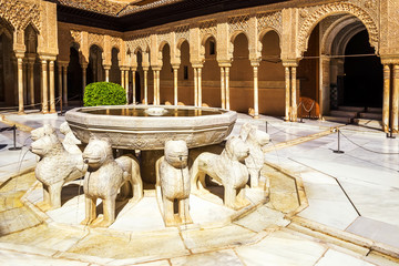Fototapete - Famous Lion Fountain - Alhambra Palace, Granada, Spain.
